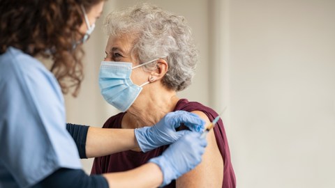Más de a mitad de las personas en EE.UU. no quieren la nueva vacuna Covid: encuesta