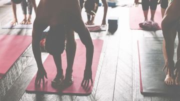 El "yoga caliente": de qué se trata y cómo puede aliviar la depresión