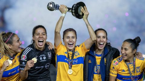 Lizbeth Ovalle (c) de Tigres de la UANL celebra junto a sus compañeras tras quedar campeonas del Torneo Apertura 2023 de la Liga MX femenil.