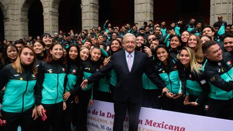 AMLO recibió a los atletas que representaron a México en Chile.