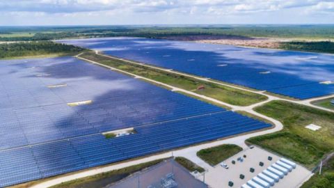 Una enorme grilla solar suministra la energía de Babcok Ranch.