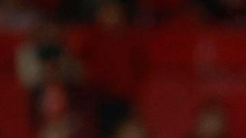 Hirving Lozano (en el suelo) durante el partido de la Jornada 5 de la fase de grupos de la Liga de Campeones contra el Sevilla.