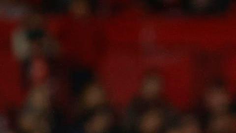 Hirving Lozano (en el suelo) durante el partido de la Jornada 5 de la fase de grupos de la Liga de Campeones contra el Sevilla.