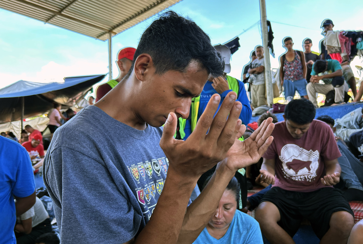 Caravana migrante realiza vigilia en la frontera sur de M xico