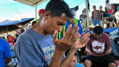 Caravana migrante realiza vigilia en la frontera sur de México para pedir por su avance hacia EE.UU.