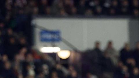 Santi Giménez reacciona luego de encajar un autogol contra el Atlético Madrid en Champions.