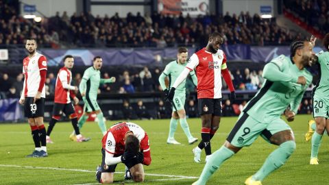 Santi Giménez reacciona luego de encajar un autogol contra el Atlético Madrid en Champions.