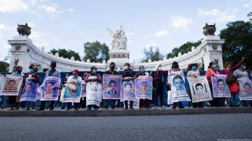 Familiares de los 43 jóvenes de Ayotzinapa reclaman justicia.