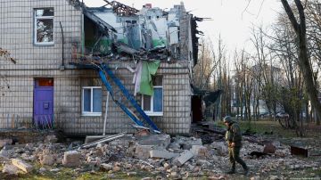 Una guardería dañada durante los ataques con drones rusos en Kiev el 25 de noviembre de 2023.