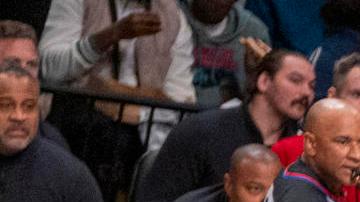 Jaime Jaquez Jr (d) de los Miami Heat lanza hoy a canasta contra los Brooklyn Nets, durante un juego de la NBA en el Barclays Center.