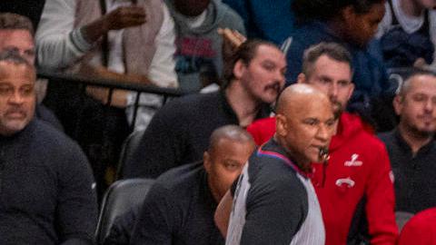 Jaime Jaquez Jr (d) de los Miami Heat lanza hoy a canasta contra los Brooklyn Nets, durante un juego de la NBA en el Barclays Center.