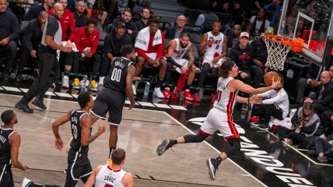 Jaime Jaquez Jr (d) de los Miami Heat lanza hoy a canasta contra los Brooklyn Nets, durante un juego de la NBA en el Barclays Center.