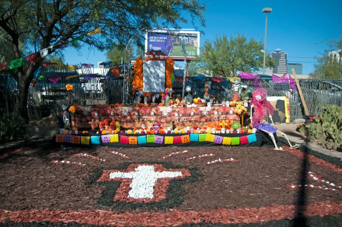 Con altar de muertos recuerdan a migrantes fallecidos en la frontera de Arizona y México