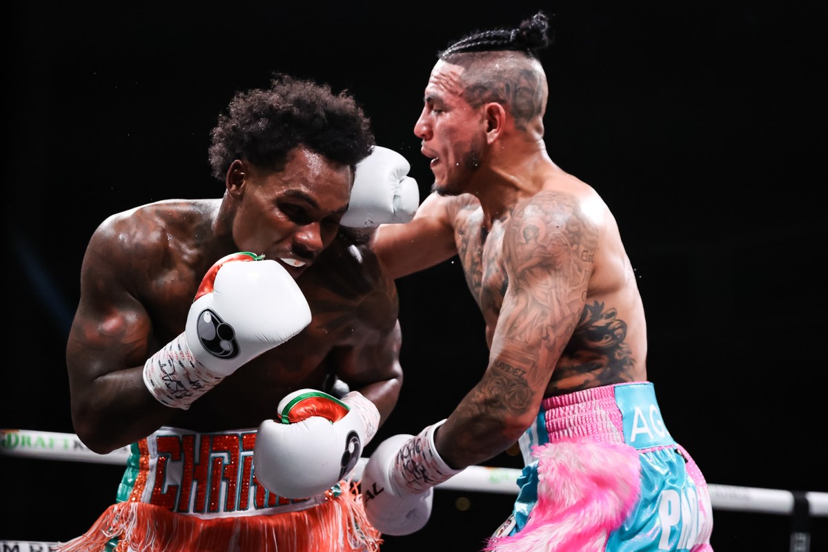 Acción de la pelea entre Jermall Charlo (izq.) y José Benavídez Jr. en peso mediano. /Foto: Amanda Westcott/Showtime/Cortesía