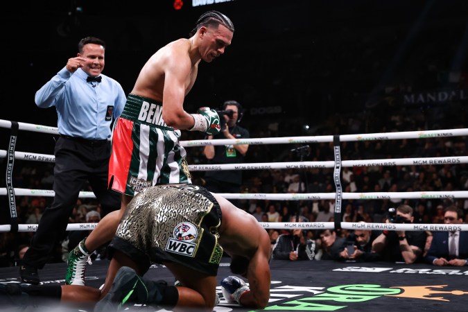 David Benavídez (de pie) noqueó a Demetrius Andrade en el sexto asalto de una pelea desarrollada el pasado 26 de noviembre de 2023. Foto: Amanda Westcott/SHOWTIME.