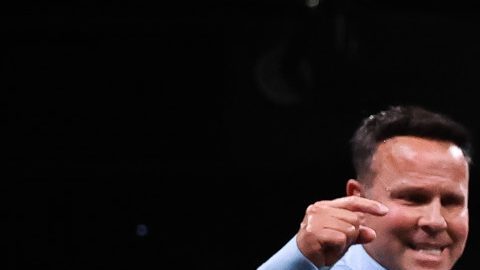 David Benavídez manda a la lona a Demetrius Andrade.