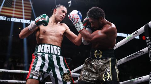 David Benavídez castiga a Demetrius Andrade en su pelea del sábado en Las Vegas.