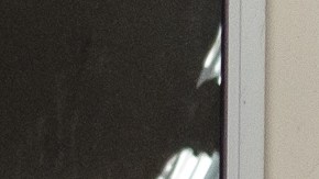 (Izquierda - Derecha) Los trabajadores del Cuerpo de Conservación de Los Ángeles (LACC), Coby Cyrique, Keven Martinez y Diamond Dubon mueven un contenedor de basura lleno de latas en el centro LACC en Los Ángeles, California, el 15 de noviembre de 2023.