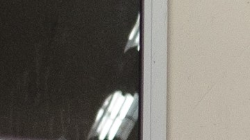 (Izquierda - Derecha) Los trabajadores del Cuerpo de Conservación de Los Ángeles (LACC), Coby Cyrique, Keven Martinez y Diamond Dubon mueven un contenedor de basura lleno de latas en el centro LACC en Los Ángeles, California, el 15 de noviembre de 2023.