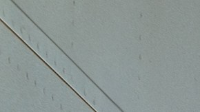 Gente espera para abordar el tren Pacific Surfliner en una plataforma en Union Station en Los Ángeles.