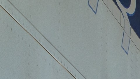 Gente espera para abordar el tren Pacific Surfliner en una plataforma en Union Station en Los Ángeles.