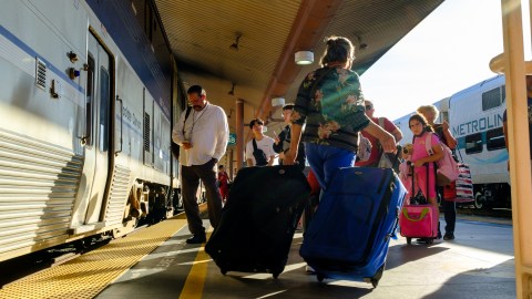 Gente espera para abordar el tren Pacific Surfliner en una plataforma en Union Station en Los Ángeles.