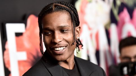 A$AP Rocky enfrentará un juicio en Los Ángeles por un incidente ocurrido en noviembre de 2021, donde se le acusa de disparar a Terell Ephron, uno de los cofundadores del colectivo de hip-hop A$AP. En la audiencia preliminar de la semana pasada, Ephron, también conocido como A$AP Relli, afirmó que la amistad se quebró porque consideraba que el rapero se creía superior. Además, Ephron alega que A$AP Rocky olvidó a los otros miembros fundadores del colectivo, quienes lo ayudaron en sus inicios en la secundaria de Nueva York. Durante la pelea en las calles de Hollywood, Ephron resultó herido en una mano. La defensa de A$AP Rocky niega las acusaciones y sugiere que Ephron intentó una demanda civil en busca de compensación financiera. Este conflicto judicial se suma a la trayectoria del rapero, cuya popularidad se disparó con los álbumes "Long. Live. A$AP" y "At. Long. Last. A$AP" en la década de 2010, pero que ha tenido una producción musical más limitada en años recientes. Además, A$AP Rocky fue protagonista de un incidente en Estocolmo en 2019, donde enfrentó cargos que generaron tensiones diplomáticas entre Suecia y Estados Unidos. A pesar de una pena de cárcel suspendida en Suecia, Donald Trump respaldó al rapero, acusando a Estocolmo de ignorar la situación de los afroamericanos. Este historial legal y las acusaciones recientes marcan un nuevo capítulo en la vida del artista, quien ahora deberá enfrentar las consecuencias legales de sus acciones en el juicio próximo en Los Ángeles. A$AP Rocky habla de su vida con Rihanna y sus bebés El rapero A$AP Rocky ha compartido aspectos íntimos de su vida familiar, destacando su relación con la cantante Rihanna y la reciente llegada de sus hijos, RZA de 18 meses y Riot, nacido hace tres meses. Durante una entrevista, Rocky fue preguntado sobre la posibilidad de colaborar nuevamente con Rihanna, ya sea en el ámbito musical o como directores creativos de la marca Puma. En respuesta, el rapero enfatizó que su mejor colaboración hasta la fecha ya se ha materializado a través de la paternidad, afirmando que tener hijos ha sido su creación más significativa. Rocky también expresó su fervor espiritual al atribuir el éxito de la pareja a un "diseñador fantasma llamado Dios". Según sus palabras, la llegada de sus "bellos ángeles" representa la mejor colaboración entre ellos. Esta revelación refuerza la etapa positiva que atraviesan ambos artistas, aspecto que fuentes cercanas también destacaron recientemente. Según informantes, Rihanna siente que su familia está completa y ha logrado lo que siempre ha deseado. La entrevista ofrece una visión más cercana de la vida personal de A$AP Rocky, alejándose de su imagen pública en el ámbito musical. La pareja ha optado por mantener su relación y vida familiar más privada, compartiendo ahora su perspectiva sobre la importancia de la paternidad en sus vidas. La declaración de Rocky refleja una conexión profunda y satisfacción con su familia, marcando un hito en su trayectoria personal.