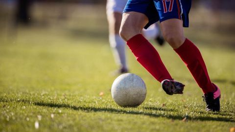 El joven futbolista recibió primeros auxilios antes de ser trasladado al hospital.