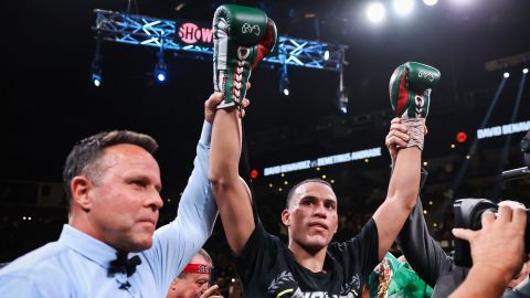 David Benavídez (c) tras ganarle a Demetrius Andrade el 25 de noviembre de 2023.