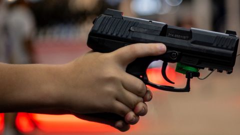 Niño con un arma