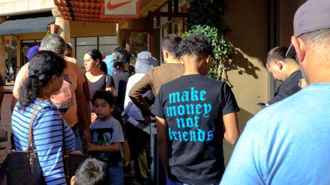 Una vista de la fila en la tienda Nike en el centro comercial Citadel Outlets en Commerce.