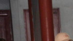 Daddy Yankee y Mireddys González realizando una labor humanitaria en Cagüas, Puerto Rico.