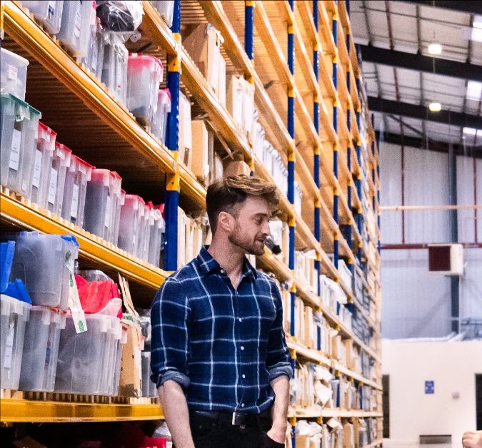Daniel Radcliffe y David Holmes en una escena del documental sobre la vida del segundo.