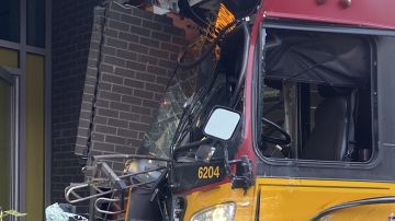 Un muerto y 12 heridos luego de que un autobús se estrellara contra un edificio en Seattle