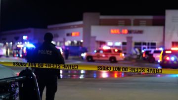 Piloto de una avioneta murió tras estrellarse en el estacionamiento de un centro comercial en Texas
