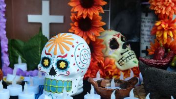 Con altar de muertos recuerdan a migrantes fallecidos en la frontera de Arizona y México