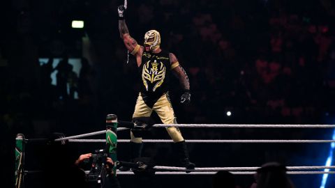 Rey Mysterio, popular luchador de origen mexicano.