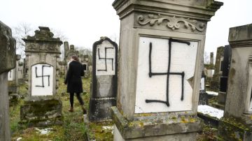 Ataque antisemita en Viena, incendian y profanan con esvásticas nazis principal cementerio judío