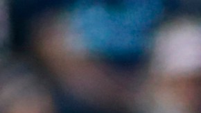 Carlos Vela del LAFC disputa un balón con Nouhou Tolo del Seattle Sounders.