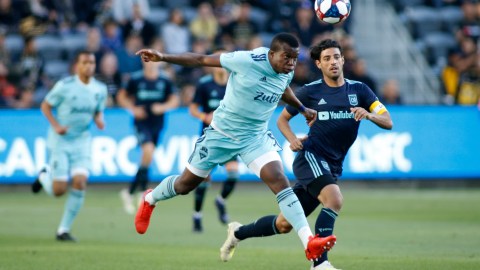 Carlos Vela del LAFC disputa un balón con Nouhou Tolo del Seattle Sounders.