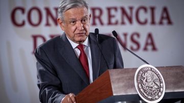 Los críticos de López Obrador afirman que influyó en la salida de León Krauze de Univision.