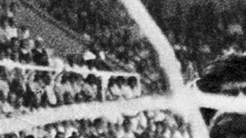 Carlos Caszely (arriba del portero), durante el partido contra Argelia en el Mundial de España 1982