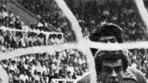 Carlos Caszely (arriba del portero), durante el partido contra Argelia en el Mundial de España 1982