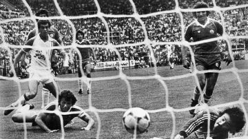 Carlos Caszely (arriba del portero), durante el partido contra Argelia en el Mundial de España 1982