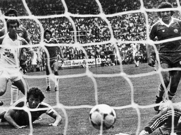 Carlos Caszely (arriba del portero), durante el partido contra Argelia en el Mundial de España 1982
