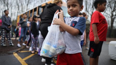 El programa WIC enfrenta un déficit de financiamiento, debido a costos de alimentos y cifras de participación superiores a los esperados.