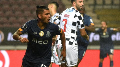 Jesús Manuel Corona celebra un gol.