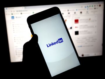 LONDON, ENGLAND - JANUARY 11: In this photo illustration, the LinkedIn app is seen on a mobile phone on January 11, 2021 in London, United Kingdom. (Photo by Edward Smith/Getty Images)