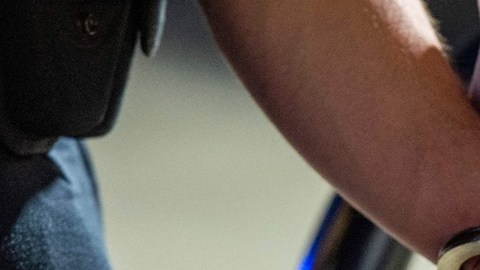 Arrestan a hombre que apuntó con un arma a un niño por una bolsa de regalos de Halloween