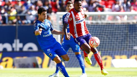 John Murillo del Atlético San Luis disputando un balón.